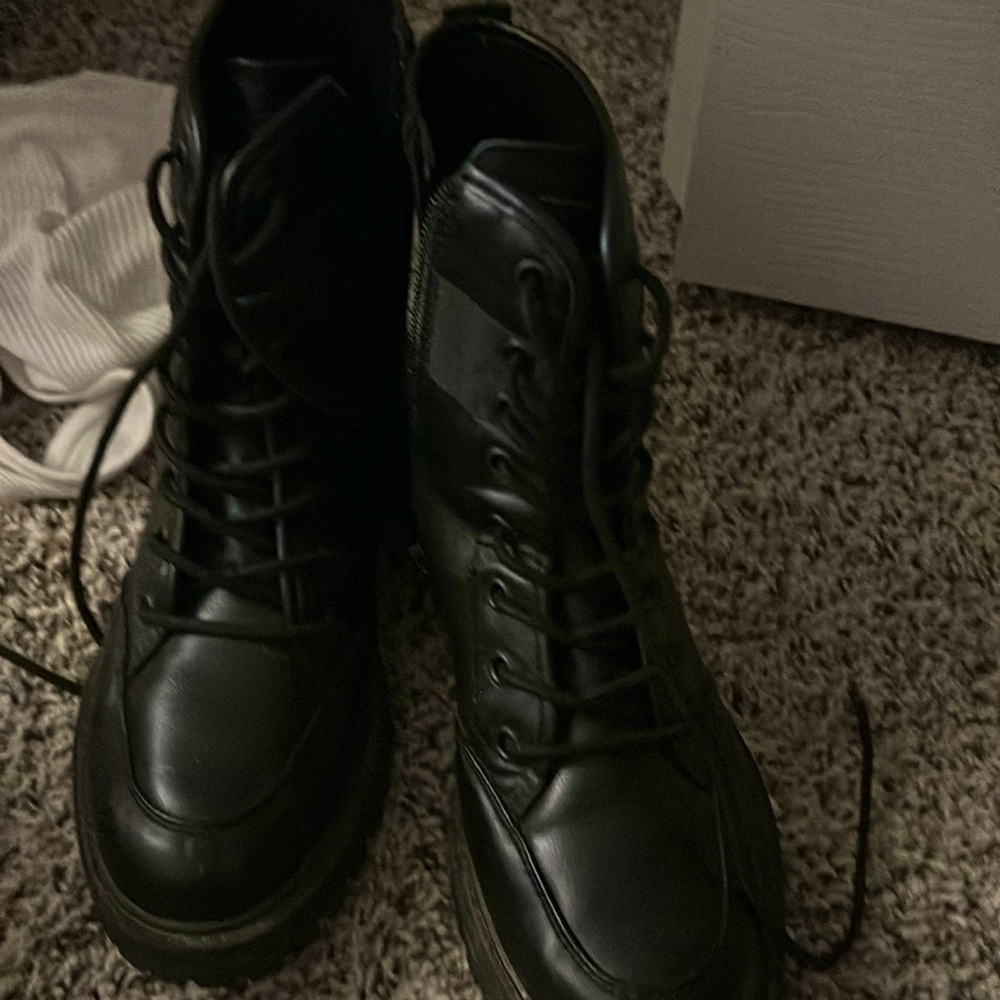 Black Guess boots
